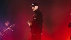 Peso Pluma durante uno de sus conciertos