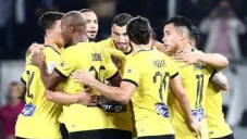 AEK Atenas consigue triunfo de último minuto con Rodolfo Pizarro como titular