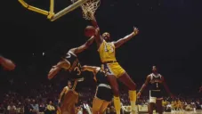 Jersey de Wilt Chamberlain se vende por 4.9 millones de dólares en subasta