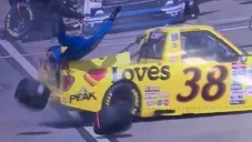 Zane Smith, piloto de NASCAR, atropelló a su mecánico en plena carrera