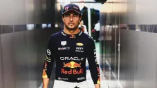 Checo Pérez preparándose para una carrera