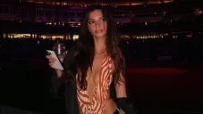 ¡Emily Ratajkowski en transparencia! La modelo sorprendió con atrevido outfit en Nueva York