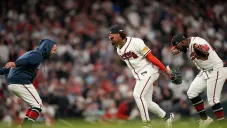 Bravos remontan para vencer a Filis