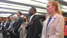 Julián Quiñones: Así fue la ceremonia donde recibió su carta de naturalización