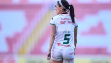 ¡Motivación extra! Nikkole Teja corre a besar a su novio, Alberto Padilla en partido de leyendas de Necaxa