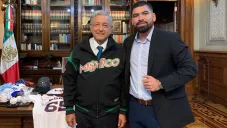 AMLO presume foto con José Urquidy