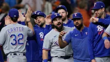 Rangers vencen a Astros y aumentan la ventaja a dos juegos en la serie