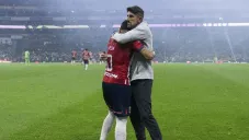 Vega se abraza con Paunovic