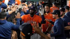 Altuve y Javier conducen a Astros a victoria para acercarse a Rangers en Serie de Campeonato
