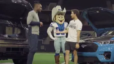 Checo Pérez vence a Michael Gallup en reto de Ford