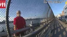 Policía de Nueva York rompe en llanto tras convencer a un hombre de no saltar de un puente