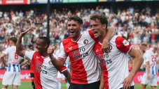 Santiago Giménez celebrando su gol