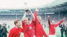 Bobby Charlton, el sobreviente al desastre aéreo de Múnich que se hizo leyenda