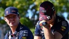 Christian Horner desata las risas al bromear sobre los hijos de Checo Pérez y los campeonatos de Verstappen