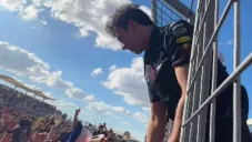 Pérez conviviendo con sua aficionados