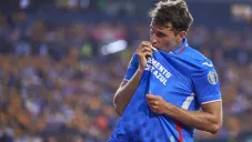 Santi Giménez no se olvida del Cruz Azul: 'Lo llevo a todos lados, en mi corazón'