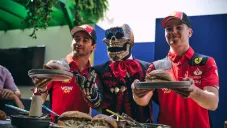 ¡Al estilo mexicano! Leclerc y Shwartzman prepararon tortas de chilaquiles