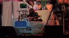 Jay de la Cueva da concierto con Moderatto en camilla de hospital