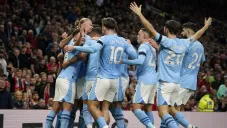 Manchester City celebrando el triunfo contra el United
