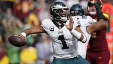 Filadelfia sufre pero vence a Washington con 4 pases de anotación de Jalen Hurts
