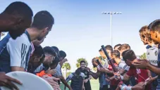 El recibimiento de sus compañeros en las instalaciones