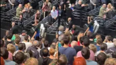 ¿Britney señal? Daniil Medvedev explica su gesto en el Masters de París: &quot;Estaba mirando mi uña&quot;