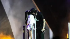 ¿Confirman su noviazgo? Peso Pluma y Nicki Nicole se besan en pleno concierto