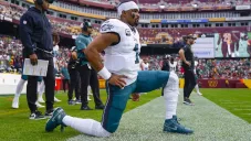 Hurts calienta antes de un juego en Washington