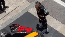 El piloto británico observando el monoplaza