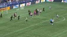 Momento donde el silbante choca accidentalmente contra un jugador