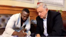 AMLO junto a Arozarena, quien le firmó una camisola