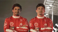 Leclerc y Sainz con los nuevos monos de la Scuderia