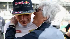 Max recibe un beso de Ecclestone en 2016