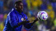 ¡No le gustó salir! Julián Quiñones se marchó enojado cuando fue sustituido por Richard Sánchez