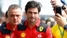 Carlos Sainz y su 'oso' previo al GP de Las Vegas