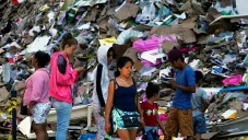 Personas en los derrumbes de Acapulco por Otis