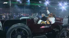 El auto de exhibición de Lewis Hamilton no arrancó y tiró aceite