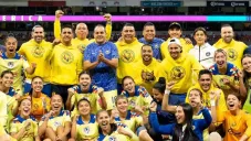 Jugadoras del América Femenil junto a Cuauhtémoc Blanco