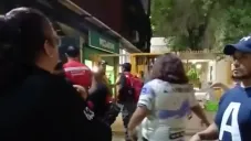 Momentos donde la oficial le impedía el acceso