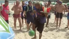 El vendedor ambulante durante el reto ante los argentinos