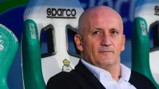 El técnico uruguayo disputará el Play In con Santos