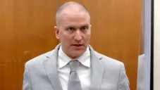 Expolicía condenado por muerte de George Floyd es apuñalado en prisión