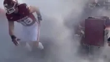 ¡Épico fracaso! Jugadores de Universidad de Oklahoma terminan en el suelo al entrar a la cancha