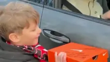 El niño sorprendido ante el obsequio