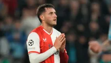 Santiago Giménez anota autogol y consuma eliminación del Feyenoord