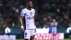 Julián Quiñones salió de cambio por una lesión