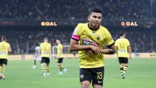 El futbolista mexicano festejando el gol