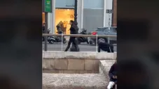 Mujer pasea a hombre como si fuera un perro