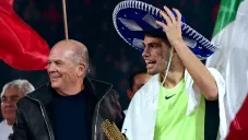 Alcaraz portando un sombrero de charro