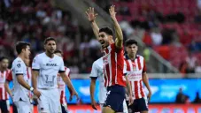 'Pollo' Briseño recibió atención médica tras rodillazo accidental de 'Chino' Huerta